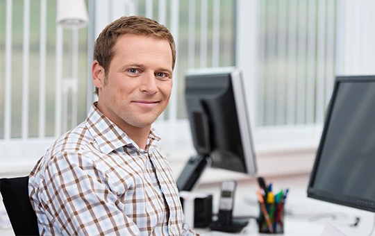 Büro Mitarbeiter am PC Arbeitsplatz