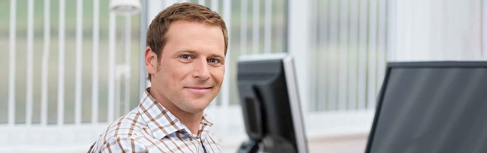 Büro Mitarbeiter am PC Arbeitsplatz